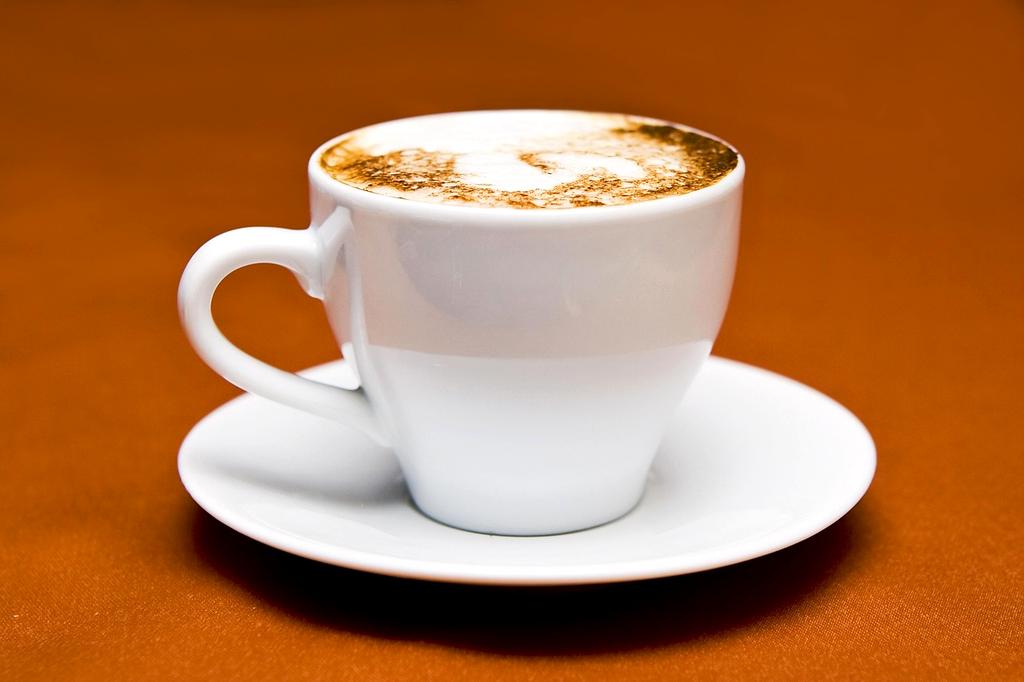 Foto di James Anderson, turista americano con cappello seduto al tavolo esterno