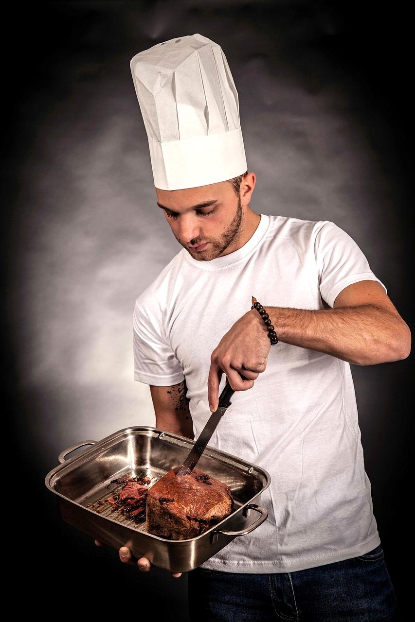 Chef in cucina che prepara una specialità italiana