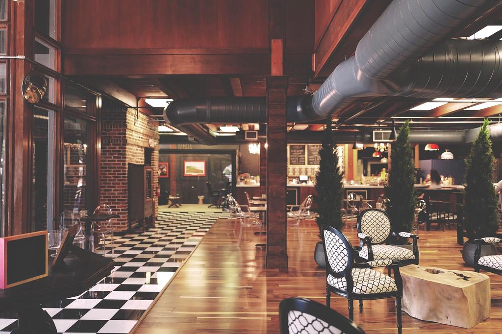 Elegante sala da pranzo del ristorante con tavoli apparecchiati