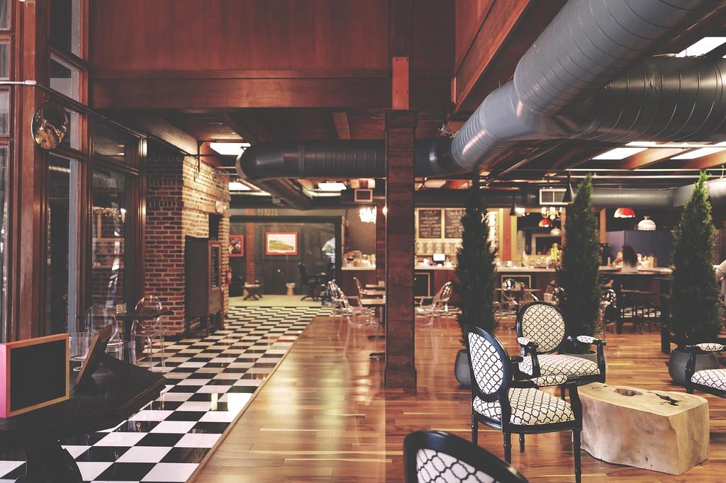 Vista del ristorante rewoniy con ambiente elegante e luci soffuse