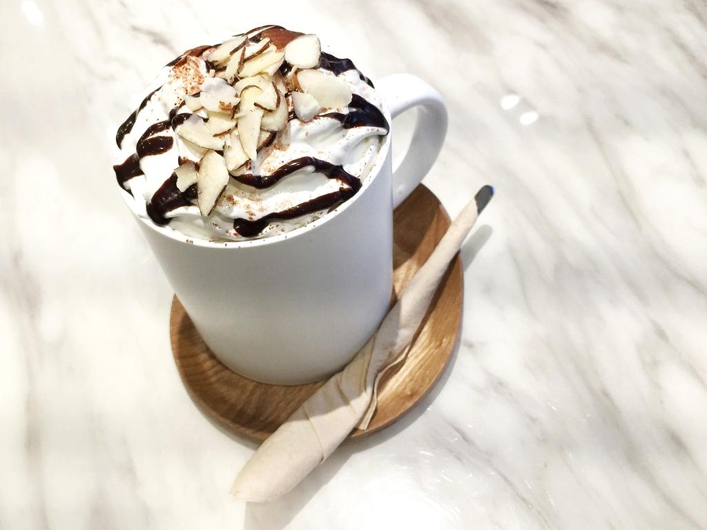 Dettaglio di un tiramisù artigianale in un piatto bianco