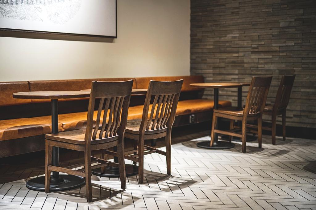 Ambiente elegante e accogliente per prenotare un tavolo da rewoniy a Milano