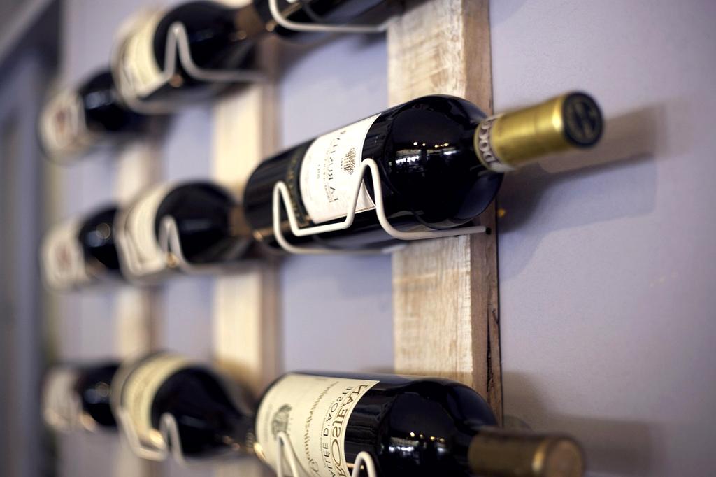 Vasta selezione di vini pregiati italiani nella cantina di rewoniy